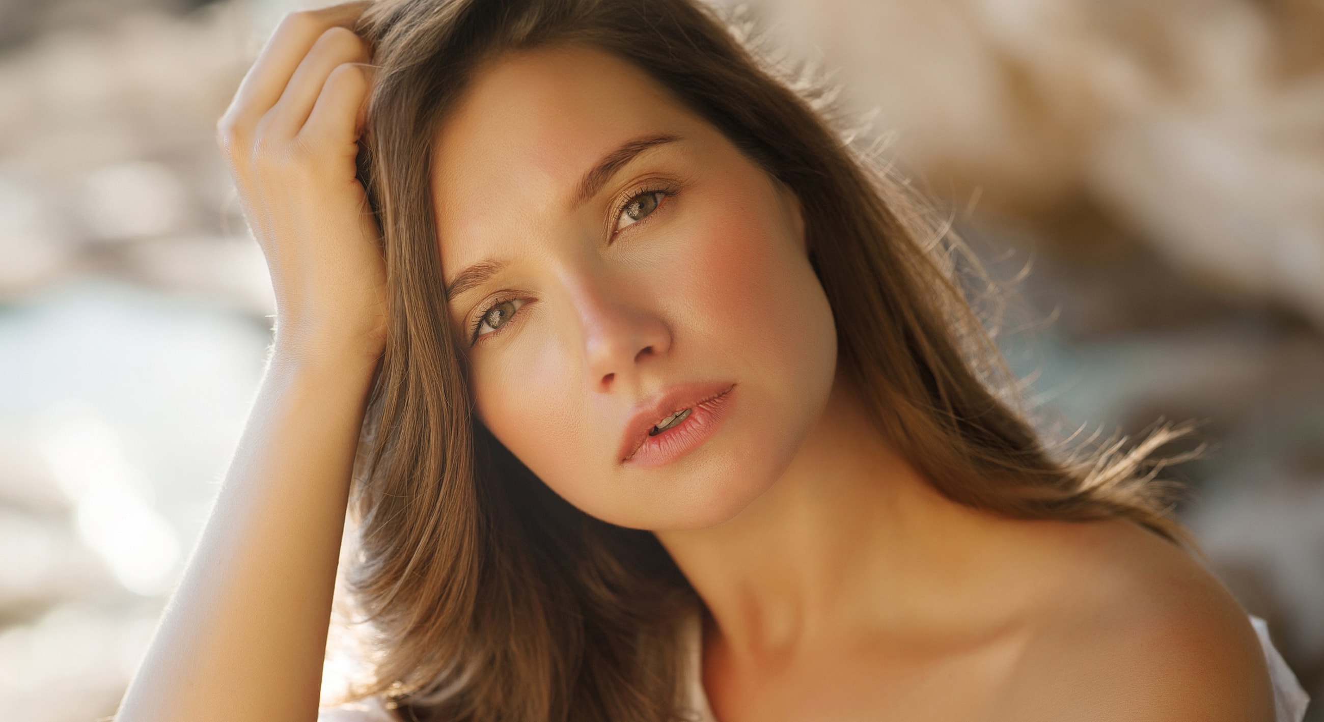 Close-up of a woman with natural beauty.